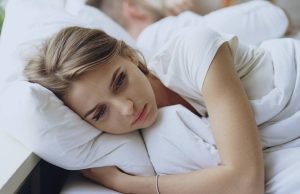 donna che soffre di insonnia